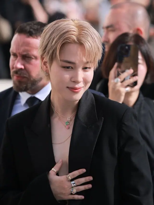 Pesona Prince Dior Jimin BTS Tampil Shirtless di Paris Fashion Week