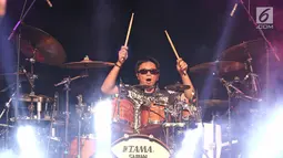 Drummer God Bless menunjukkan aksinya dalam JogjaRockarta International Music Festival 2017 di Stadion Kridosono, Jogjakarta, Jumat (29/9). Dalam penampilannya God Bless membawakan sebanyak 12 lagu. (Liputan6.com/Herman Zakharia)