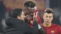 Penyerang AS Roma, Tammy Abraham, menutupi mata kanannya dengan handuk setelah insiden terbentur sepatu pemain lain dalam laga AS Roma kontra Hellas Verona di Serie A Liga Italia, Senin (20/2/2023) dini hari WIB. Akibatnya Tammy Abraham harus keluar dari lapangan begitu cepat. (Alfredo Falcone/LaPresse via AP)