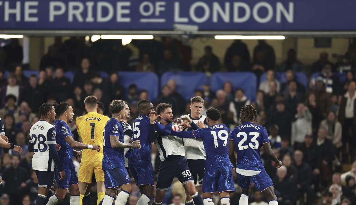 Sejumlah pemain Chelsea dan Tottenham Hotspur saling bersitegang dalam laga lanjutan Liga Inggris 2024/2025 yang berlangsung di Stamford Bridge, London, Kamis (03/04/2025) waktu setempat. (AP Photo/Ian Walton)
