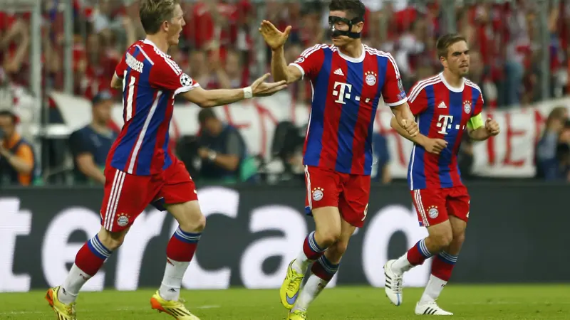 Robert Lewandowski (tengah) rayakan gol ke gawang Barcelona (Reuters)