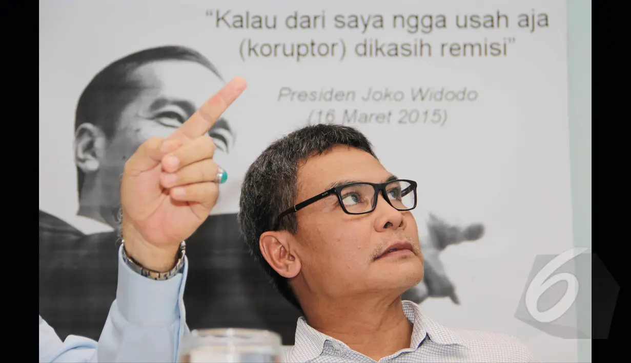 Johan Budi saat menghadiri diskusi tentang wacana pemberian remisi oleh Kemenkumham di Kantor ICW, Jakarta, Selasa (24/3/2015). Menurut KPK, pemberian remisi tak sesuai dengan semangat pemberantasan korupsi oleh Jokowi.(Liputan6.com/Helmi Afandi)