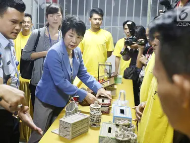 Menteri Kehakiman Jepang Yoko Kamikawa melihat hasil kerajian dari tahanan Lapas Kelas IIA Narkotika Jakarta di Cipinang, Jakarta, Sabtu (9/9). (Liputan6.com/Angga Yuniar)