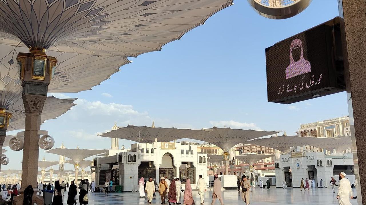 Masjid Nabawi punya 69 gerbang masuk. <br><br>Penomoran gerbang dimulai dari angka 300.