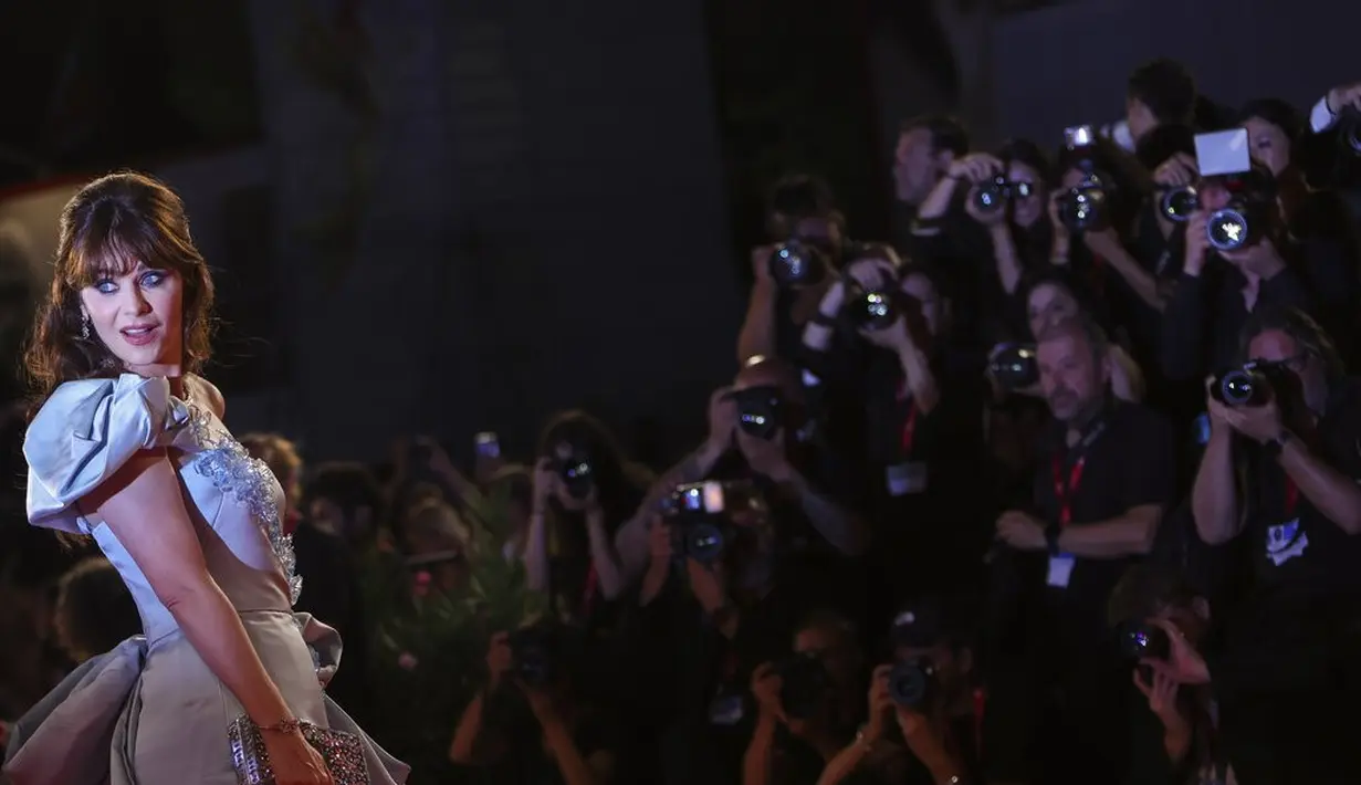 Zooey Deschanel  di Festival Film Venesia 2022. (Foto: Joel C Ryan/Invision/AP)