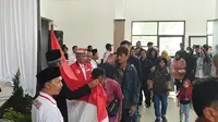 Satu persatu bekas anggota NII Garut, Jawa Barat nampak mencium bendera merah putih dan menyatakan kembali ke pangkuan NKRI. (Liputan6.com/Jayadi Supriadin)