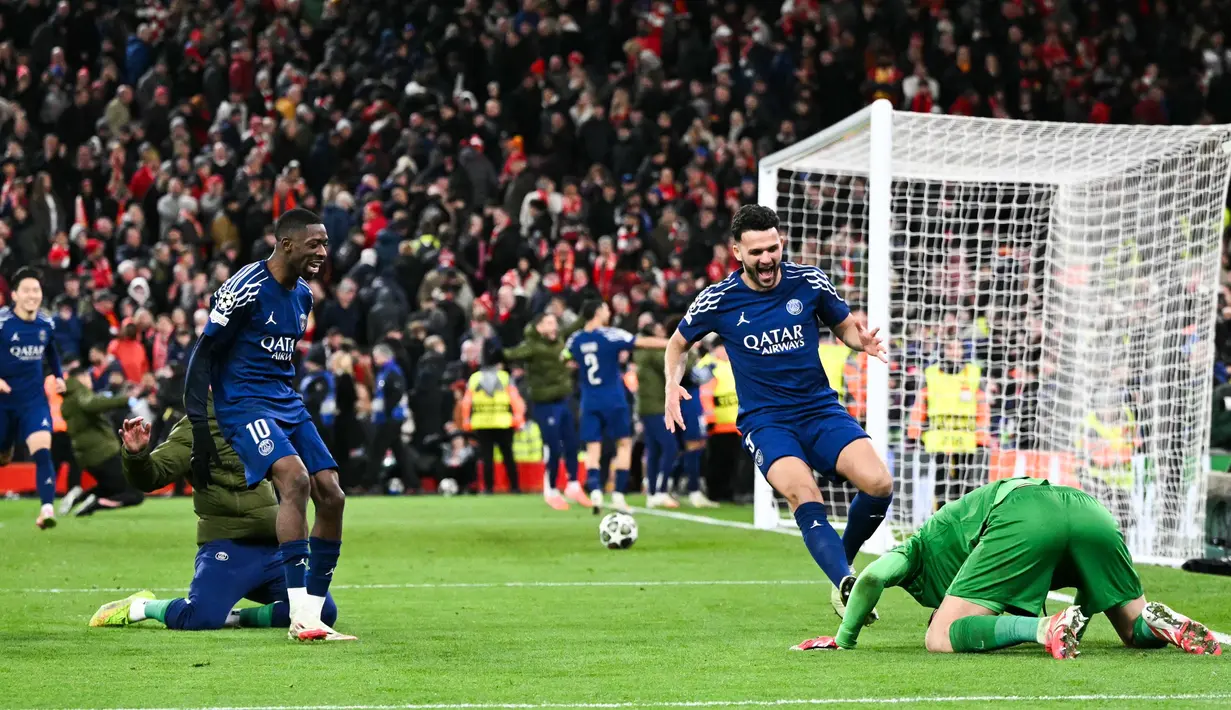 PSG keluar sebagai pemenang setelah unggul 4-2 di babak adu penalti. Kemenangan ini membuat Paris Saint-Germain lolos ke perempat final sekaligus menyingkirkan Liverpool dari Liga Champions 2024/2025. (Oli SCARFF/AFP)