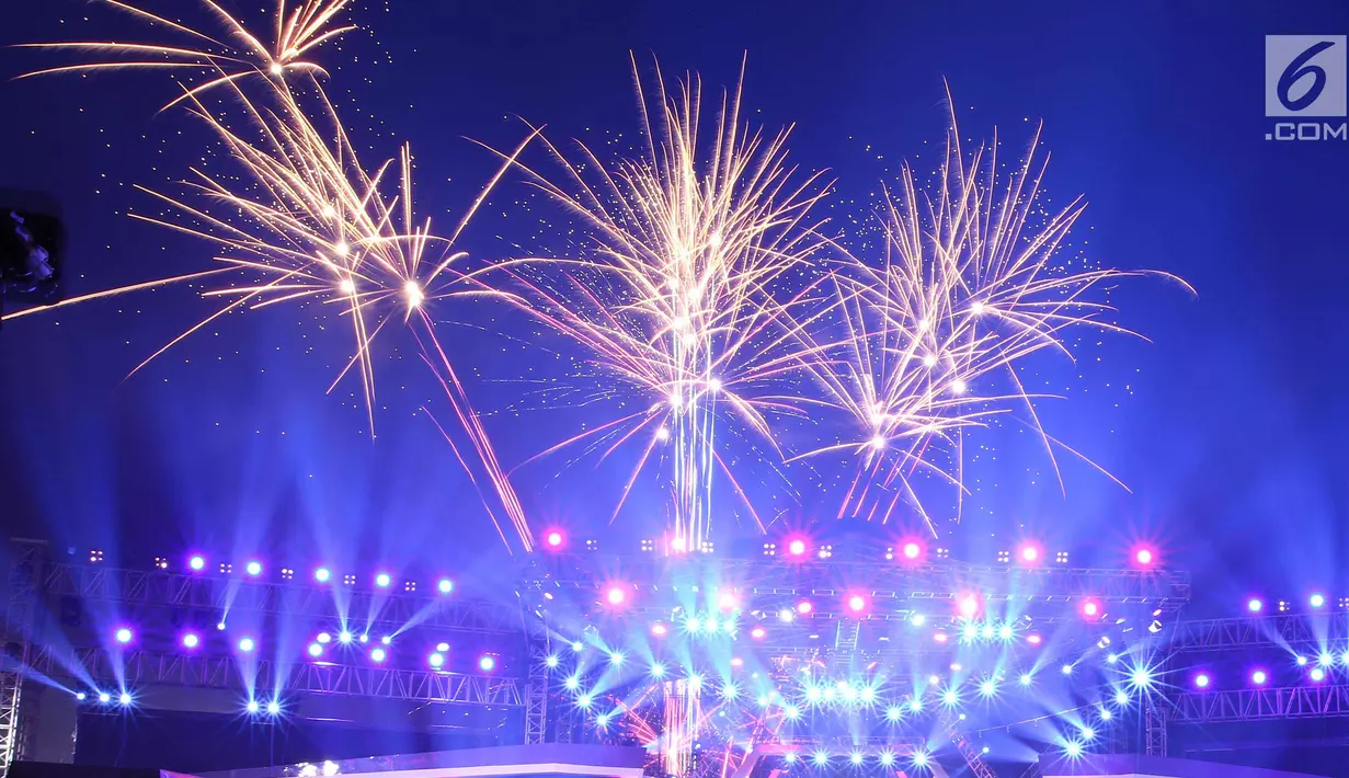 Kembang api menghiasi Konser Gempita 2018 dalam malam pergantian tahun menuju 2018 di Pantai Karnaval Ancol, Jakarta, Senin (1/1). SCTV menyajikan konser spesial akhir tahun bertajuk konser Gempita 2018. (Liputan6.com/Herman Zakharia)