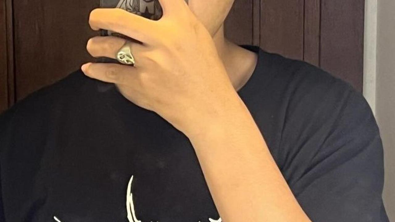 Darren juga bermain di serial web. Sosoknya juga debut di layar lebar dengan judul film Rumah Malaikat.