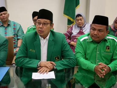 Ketum PPP hasil muktamar Jakarta, Djan Faridz (tengah) menggelar jumpa pers di Jakarta, Kamis (23/3). PPP Djan Faridz resmi memecat Romahurmuziy alias Romy dari PPP, karena dinilai sudah tidak sejalan dengan visi misi partai. (Liputan6.com/Faizal Fanani