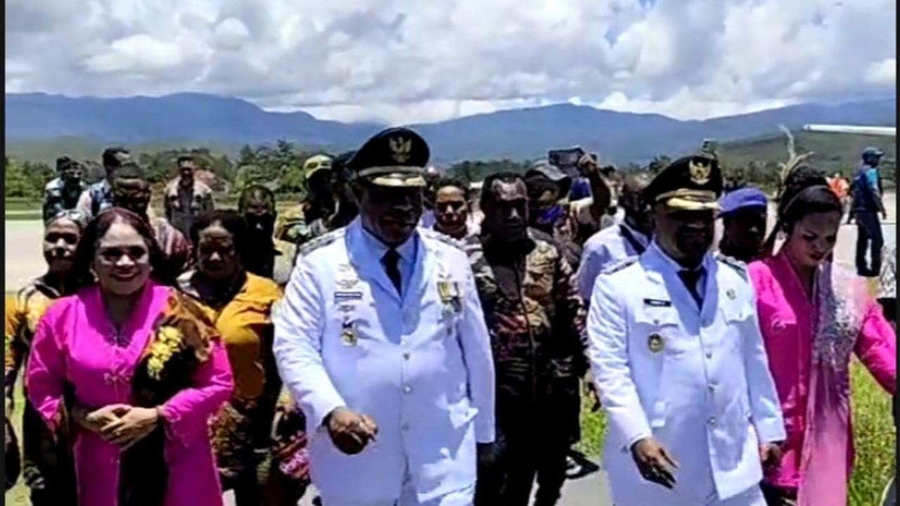 bupati jayawijaya mantan pilot prabowo