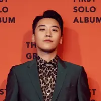 "Mereka pasti sibuk dengan kehidupan militer namun tetap mengirimi bunga karena anggota paling kecil mereka mengadakan konser solo," ujar Seungri. (Soompi)