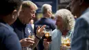 Sejumlah pria berbincang saat menikmati bir selama The Great British Beer Festival di London (6/8/2019). Great British Beer Festival, yang diselenggarakan CAMRA, menyediakan ratusan bir putih asli, bir internasional dan sari buah asli dan perries. (AFP Photo/Tolga Akmen)