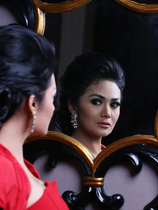 Kini Krisdayanti amat berbahagia dengan suaminya Raul Lemos dan kedua anaknya Ariannha Amora Lemos dan Kellen Alexander Lemos.(M. Akrom Sukarya/Bintang.com)