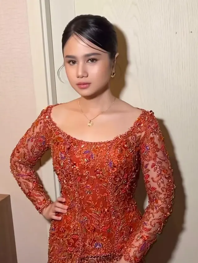 Potret Tissa Biani Tampil Anggun dalam Balutan Kebaya Merah di Anugerah Kartini Musik & Film Indonesia 2025