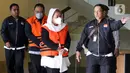 Wali Kota Semarang, Hevearita Gunaryanti Rahayu alias Mbak Ita (ketiga kiri) dan suaminya yang menjabat sebagai Ketua Komisi D DPRD Provinsi Jawa Tengah, Alwin Basri (kedua kiri) diborgol serta mengenakan rompi tahanan usai menjalani pemeriksaan di Gedung Merah Putih Komisi Pemberantasan Korupsi (KPK), Jakarta, Rabu, (19/2/2025). (Liputan6.com/Herman Zakharia)