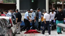 Petugas mengevakuasi korban tewas akibat sebuah bus menabrak halte yang penuh penumpang di distrik Dikimevi, Ankara, Turki, Kamis (1/10/2015). 12 orang tewas akibat bus kehilangan kendali karena mengalami rem blong. (AFP PHOTO/ADEM ALTAN)