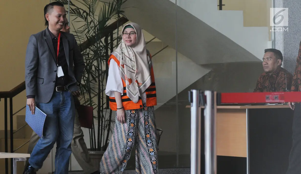 Hakim Pengadilan Negeri Tangerang Wahyu Widya Nurfitri dikawal petugas usai menandatangani berkas P21 di gedung KPK, Jakarta, Jumat (11/5). Berkas Wahyu Widya Nurfitri dinyatakan sudah lengkap oleh KPK. (Merdeka.com/Dwi Narwoko)