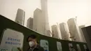 Pusat pemantauan lingkungan Beijing mengatakan, badai pasir itu terparah di tahun 2023. (AP Photo/Mark Schiefelbein)