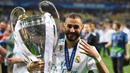 Karim Benzema yang kini tengah menjalani musim pertama bersama Al Ittihad di Liga Arab Saudi tercatat pernah berseragam Real Madrid selama 14 musim mulai 2009/2010 hingga 2022/2023. Ia total tampil dalam 648 laga bersama Real Madrid di semua kompetisi dengan torehan 354 gol dan 165 assist. Berbagai gelar juara sukses diraihnya, di antaranya 4 trofi La Liga 1994/1995, 3 trofi Copa Del Rey, 4 trofi Supercopa de Espana dan 5 trofi Liga Champions. (AFP/Franck Fife)