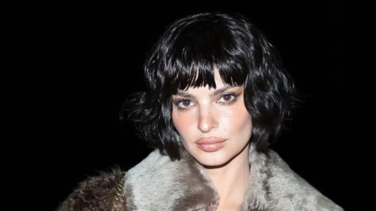 Emily Ratajkowski dengan gaya baru potongan rambut pendek