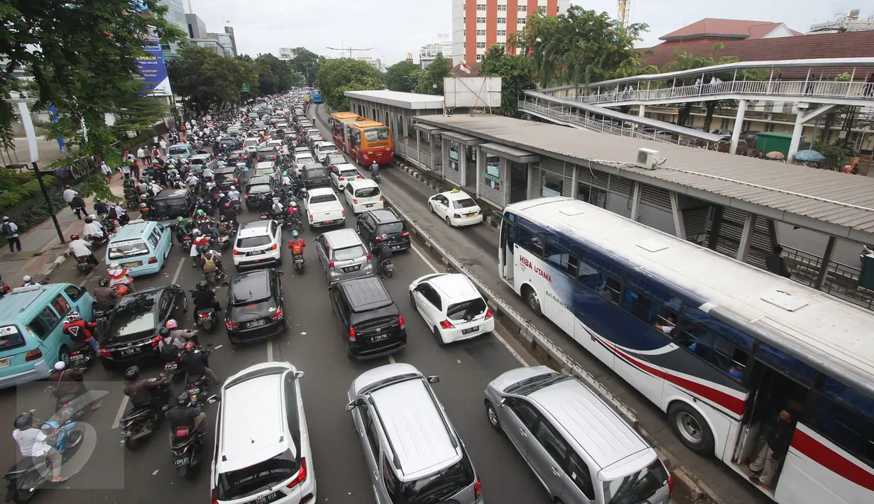 Kendaraan terjebak kemacetan di Jalan Salemba Raya, Jakarta, Jumat (2/12). Tingginya mobilisasi massa yang akan mengikuti Aksi 2 Desember mengakibatkan sejumlah ruas jalan menuju Monas macet total. (Liputan6.com/Immanuel Antonius)