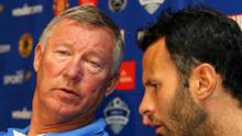 Mantan manajer Manchester United, Sir Alex Ferguson (kiri), bersama Ryan Giggs (kanan). (AFP/Rajesh Jantilal)