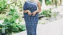 Tidak hanya itu, dalam potret lainnya, Happy Salma tampil memukau dalam balutan one-shoulder dress wastra berwarna biru dengan detail high-slit yang menambah kesan elegan sekaligus berani. Penampilannya semakin sempurna dengan aksesori perhiasan emas yang ia kenakan, menonjolkan sisi feminim namun tetap modern. [@happysalma].