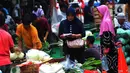 Aktivitas pedagang di pasar Senen, Jakarta, Jumat (23/12/2022). Penjabat (Pj) Gubernur DKI Jakarta, Heru Budi Hartono menjelaskan, menghadapi Natal 2022 dan Tahun Baru 2023, Pemprov DKI Jakarta terus meningkatkan sinergi untuk menjaga ketahanan pangan. Dia pun memastikan bahwa pasokan kebutuhan pangan yang berkualitas untuk masyarakat Jakarta dalam kondisi stabil, serta harga pangan tetap terjaga dan terjangkau oleh masyarakat Jakarta. (Liputan6.com/Angga Yuniar)