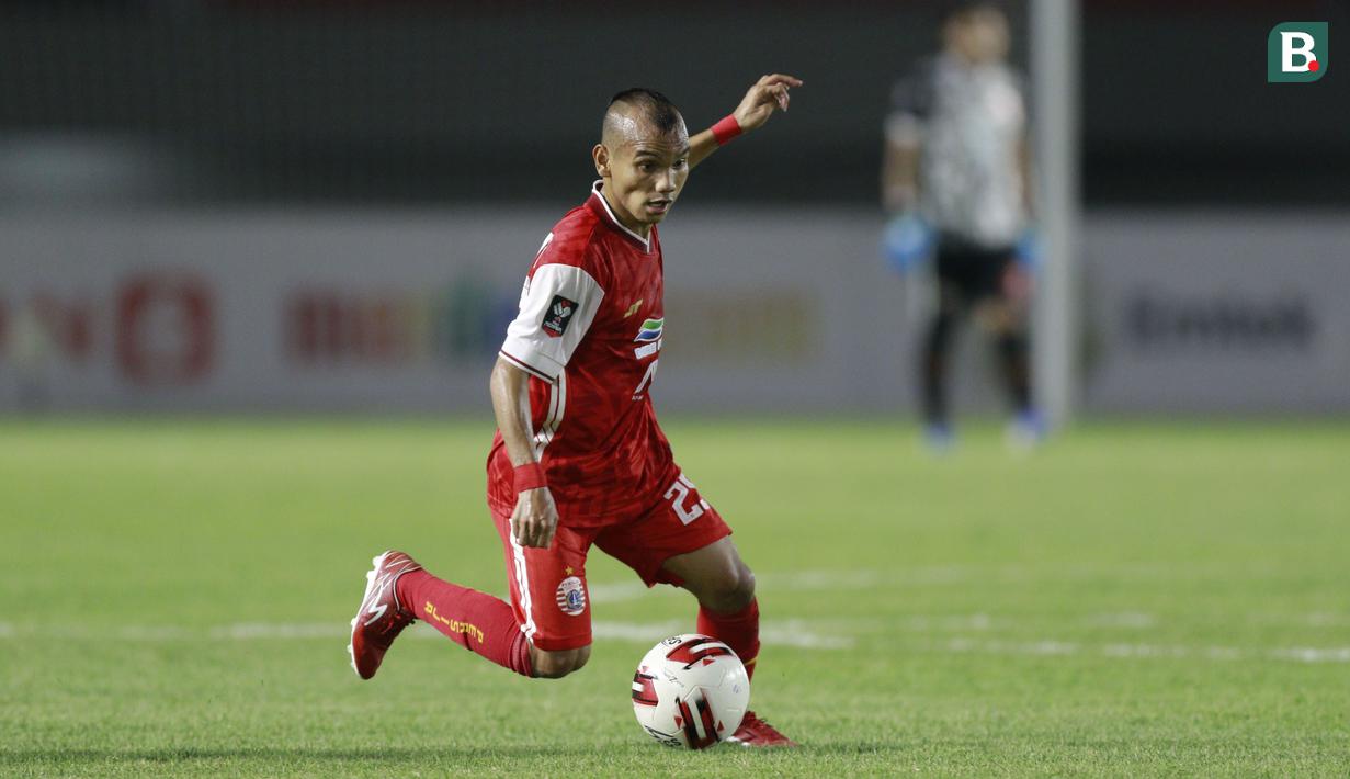 Persija yang lebih mendominasi permainan kembali mendapatkan peluang menciptakan gol pada menit ke-20 melalui Riko Simanjuntak yang mendapatkan umpan dari Osvaldo. Namun, eksekusinya masih belum tepat sasaran. (Foto: Bola.com/M. Iqbal Ichsan)