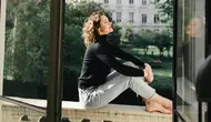 ilustrasi perempuan merenung/Photo by Olga Lioncat/Pexels