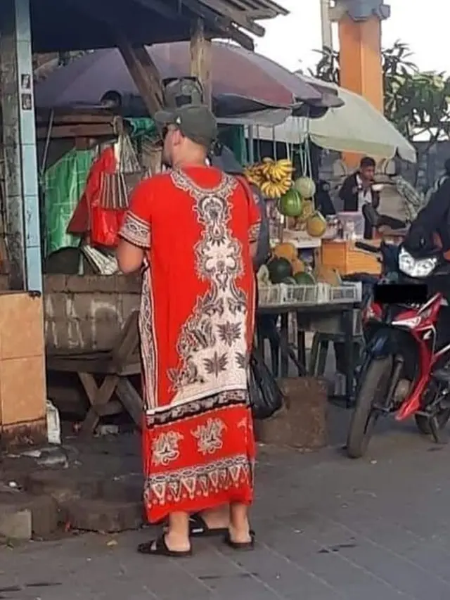 7 Potret Absurd Orang Waktu Beli di Warung, Ada yang Pakai Kostum Pocong