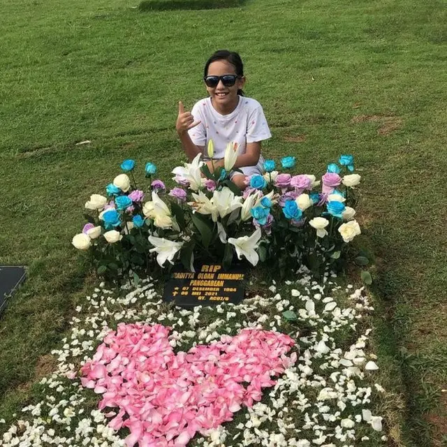 7 Momen Joanna Alexandra Bersama Anak Ziarah Ke Makam Raditya Oloan, Penuh Haru