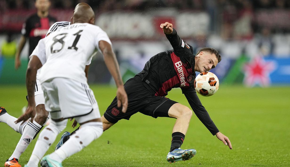 Pemain Bayer Leverkusen, Florian Wirtz berusaha melewati pemain Qarabag FK di pada laga Liga Europa di BayArena, Jumat (27/10/2023). Florian Wirtz tampil sebagai bintang dengan menyumbang satu gol dan tiga assist. (AP Photo/Martin Meissner)