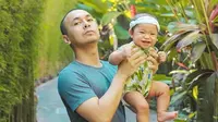 Masih berusia 6 bulan, Raditya Dika dan Anissa Aziza ajak Alinea Ava Nasution liburan ke Bali. (Sumber: Instagram/@raditya_dika)