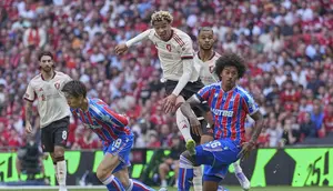 Aksi Hugo Ekitike saat mencetak gol di laga Crystal Palace vs Liverpool di Community Shield di Stadion Wembley, Minggu (10/08/2025). (AP Photo/Dave Shopland).