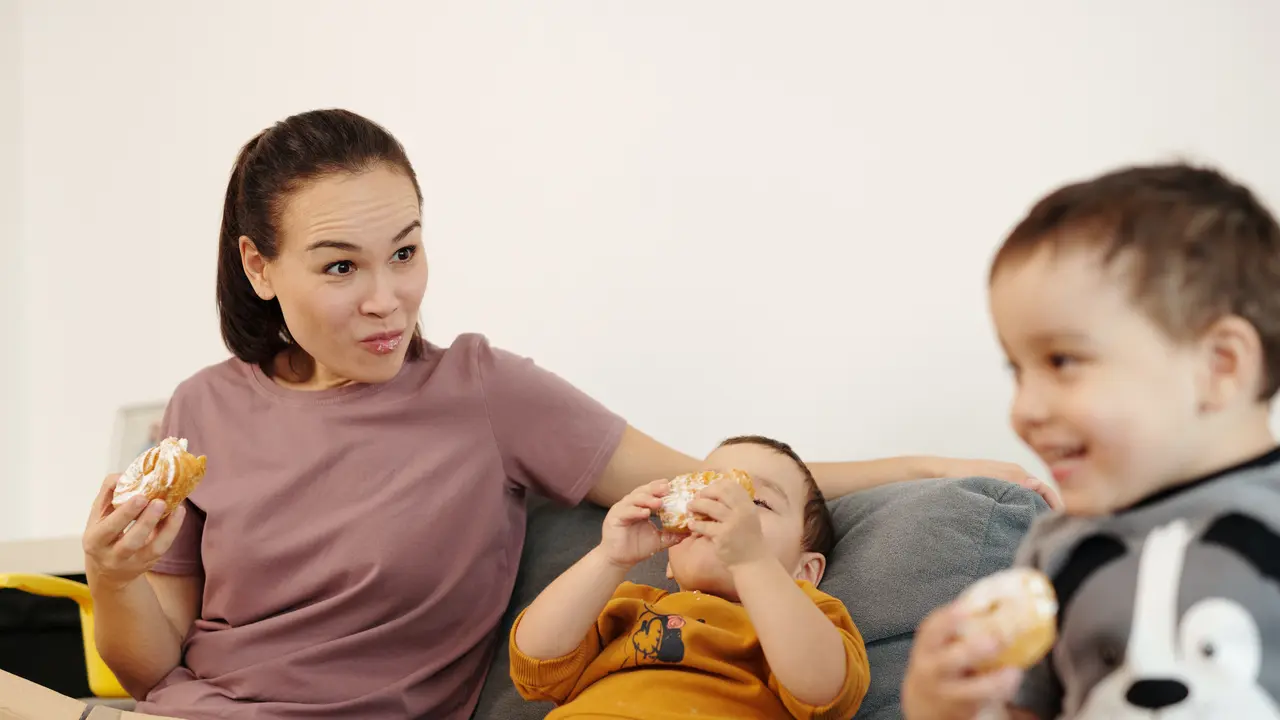 Membawa camilan dan mainan favorit anak saat staycation