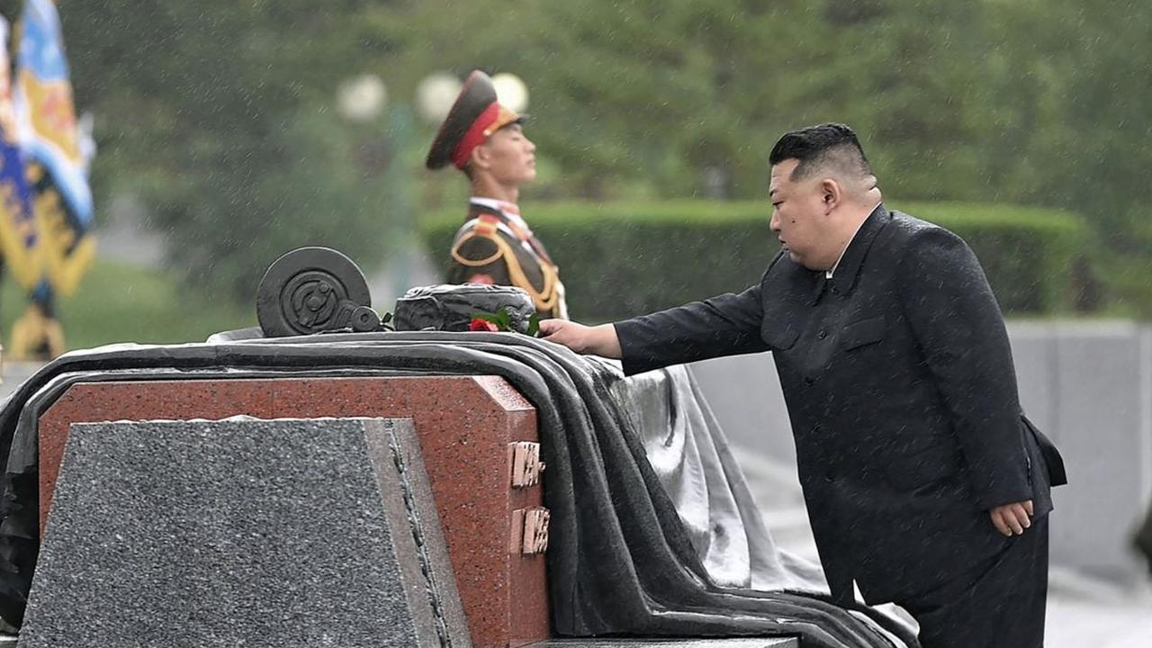 Pemimpin Korea Utara, Kim Jong-un, melakukan kunjungan emosional ke Mausoleum Martir Revolusioner di Pyongyang pada hari ini untuk memperingati 71 tahun berakhirnya Perang Korea. Foto: STR / KCNA VIA KNS / AFP<br>