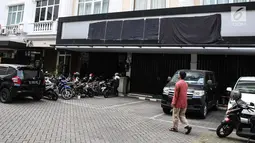 Seorang pria melintas di depan markas besar DPP HTI di Jakarta, Kamis (20/7). Kemenkum HAM secara resmi telah mencabut status badan hukum organisasi kemasyarakatan HTI.(Liputan6.com/Faizal Fanani) 