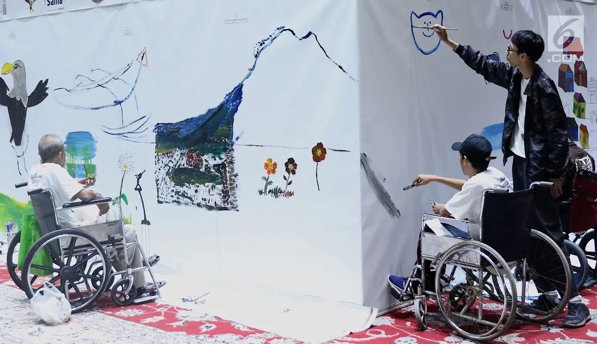 Penyandang disabilitas melukis mural di kanvas sepanjang 20 meter di Balai Kota DKI Jakarta, Kamis (11/10). Kegiatan tersebut diadakan sebagai sarana untuk para penyandang disabilitas berkarya. (Liputan6.com/Immanuel Antonius)