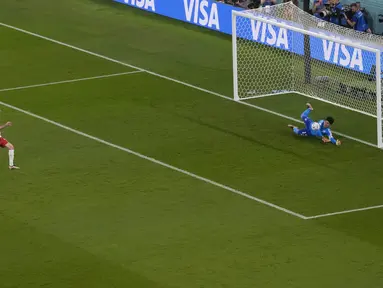 Penjaga gawang Meksiko, Guillermo Ochoa menyelamatkan tendangan penalti penyerang Polandia, selama pertandingan grup C Piala Dunia 2022 Qatar di Stadion 974 di Doha, Qatar, Selasa (22/11/2022). Meksiko bermain imbang dengan Polandia dengan skor 0-0. (AP Photo/Darko Vojinovic)