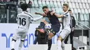 Striker Genoa, Gianluca Scamacca (tengah) menguasai bola dibayangi bek Juventus, Matthijs de Ligt (kanan) dalam laga lanjutan Liga Italia 2020/2021 pekan ke-30 di Allianz Stadium, Turin, Minggu (11/4/2021). Genoa kalah 1-3 dari Juventus. (LaPresse via AP/Marco Alpozzi)