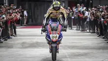 Toprak Razgatlioglu berhasil menjadi Juara Dunia meski hanya finis kedua di belakang Jonathan Rea pada Race 1 WSBK Mandalika 2021. Toprak memastikan gelarnya usai unggul 25 poin dari rivalnya, Rea. (AP/Achmad Ibrahim)