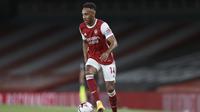 Penyerang Arsenal, Pierre-Emerick Aubameyang mengontrol bola saat bertanding melawan West Ham pada pertandingan lanjutan Liga Inggris di Stadion Emirates di London, Inggris, Sabtu (19/9/2020). Arsenal menang tipis 2-1 atas West Ham. (AP Photo/Ian Walton, Pool)