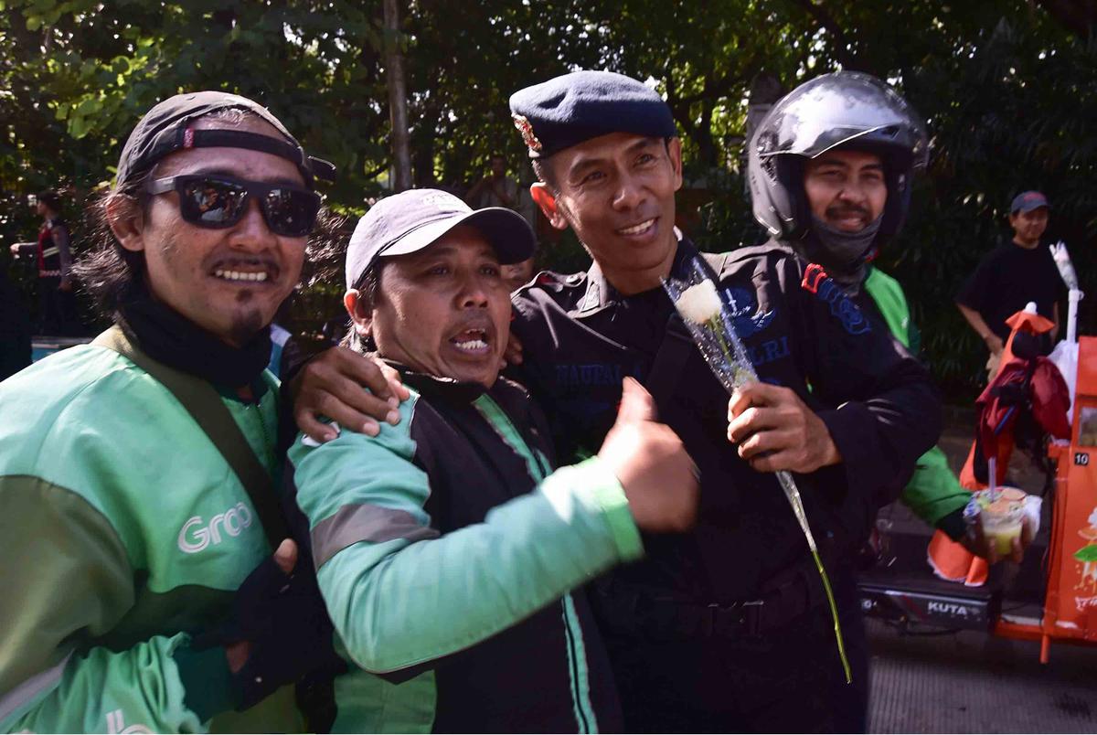 FOTO: Aksi Damai Ojol Tebar Mawar untuk Perdamaian