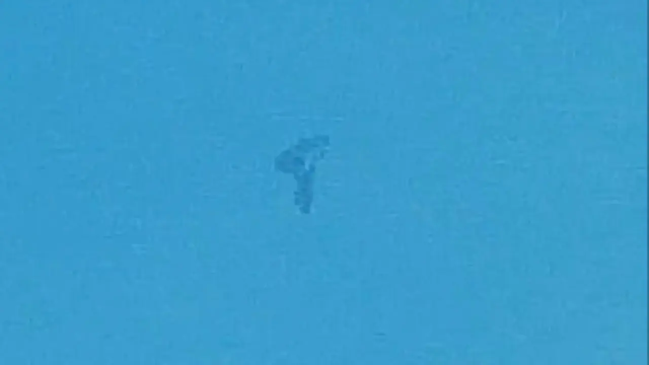 Pesawat Tanpa Lampu Berbentuk Huruf 'T', UFO?