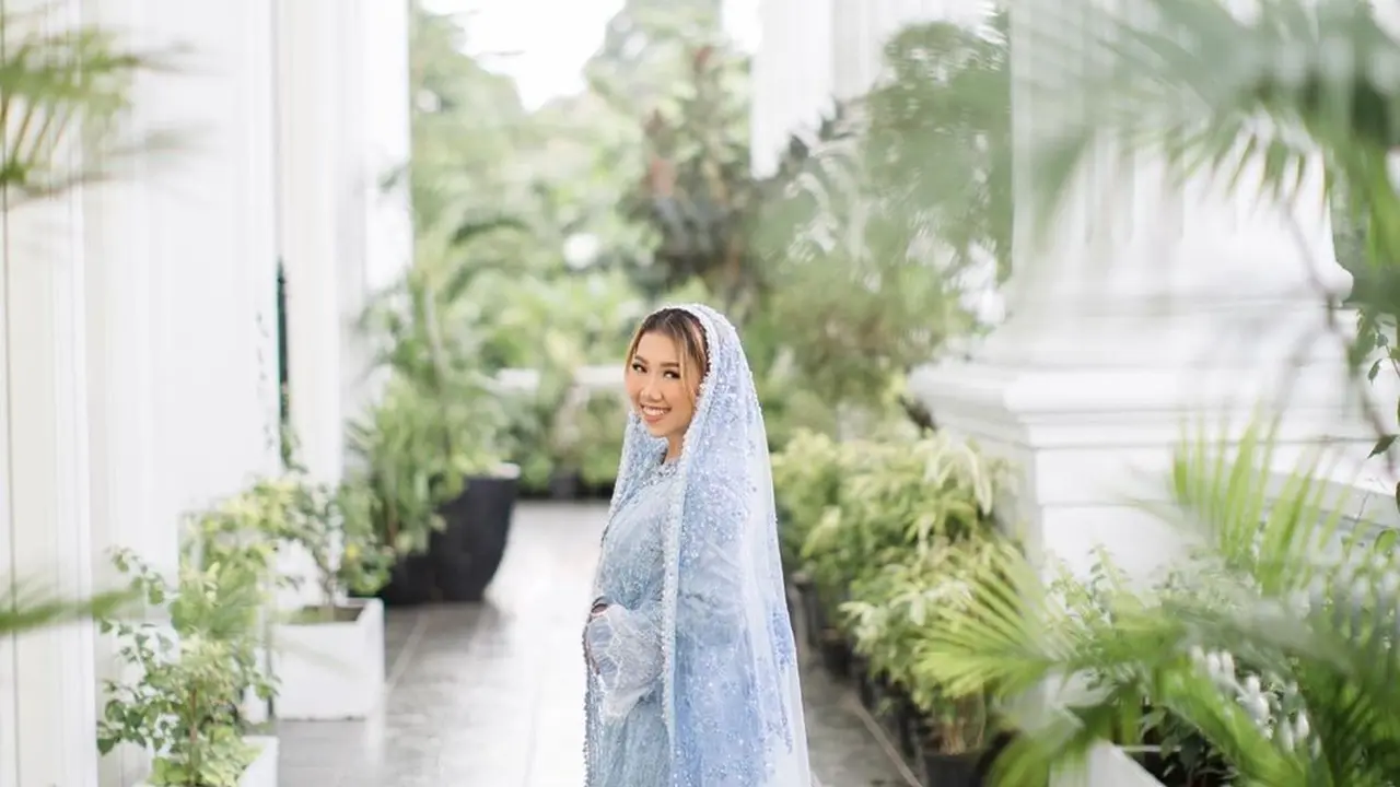 Pesona Syahdu Kiky Saputri Berbalut Abaya Berpayet di Momen Pengajian Jelang Pernikahan