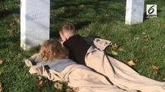 Foto dua bocah sedang tidur di makam ini viral. Warganet pun terharu akan alasan dua bocah ini.