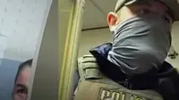 Rekaman bodycam memperlihatkan razia imigrasi di sebuah pabrik makanan di New York yang berujung pada 57 penangkapan. Operasi tersebut kini digugat karena dituding melampaui kewenangan dan melanggar hak konstitusional pekerja.