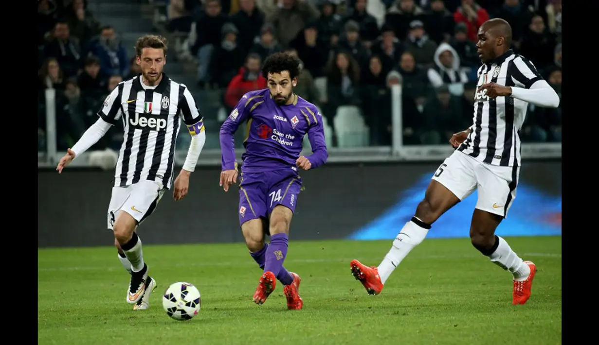 Duel panas terjadi di leg pertama semifinal Coppa Italia antara Juventus melawan Fiorentina di stadion Juventus, Turin,Italia, Rabu (5/3/2015). Fiorentina Menang 2-1 atas Juventus. (AFP PHOTO/Marco Bertorello)